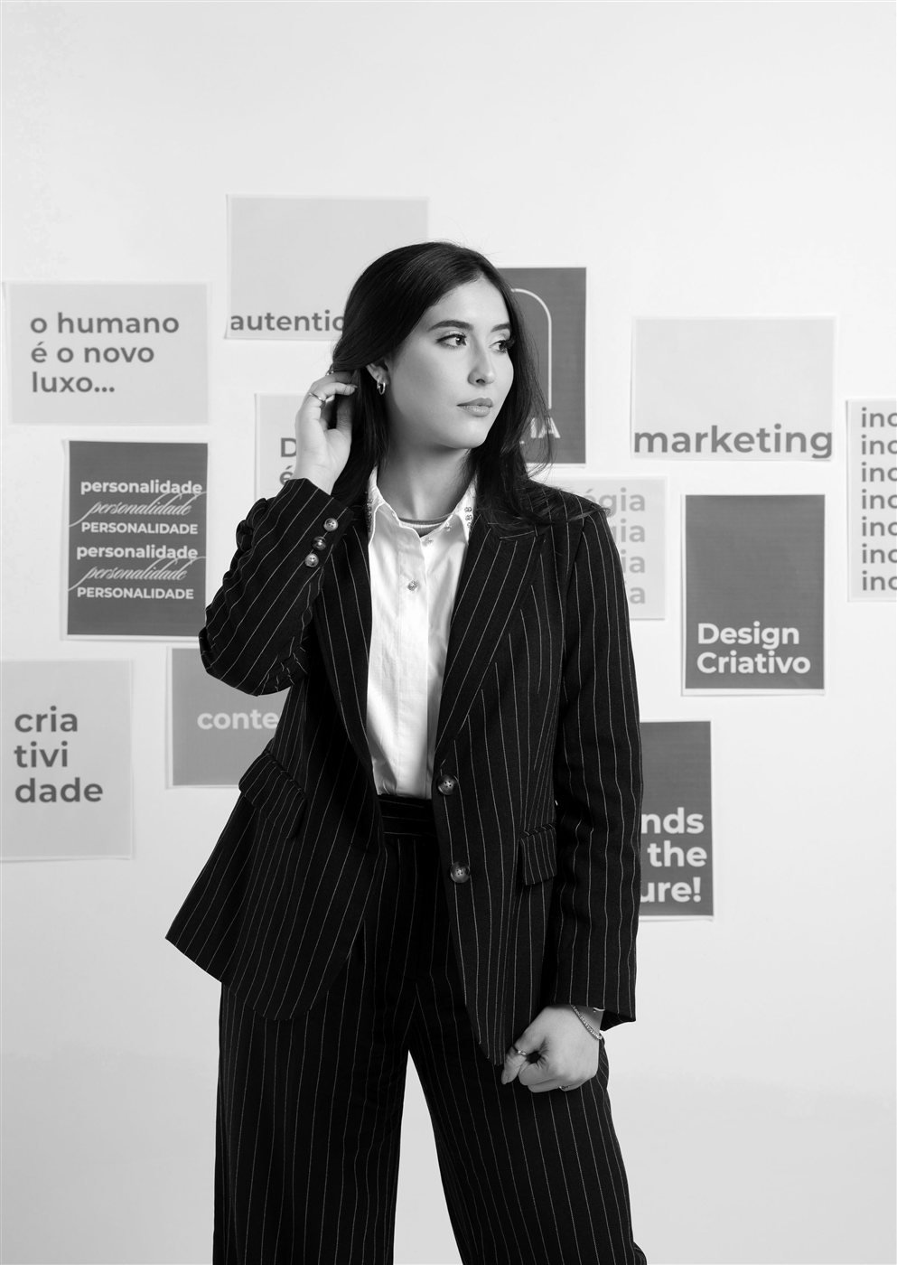 Izabela Evangelista em preto e branco, cercada por referências de branding