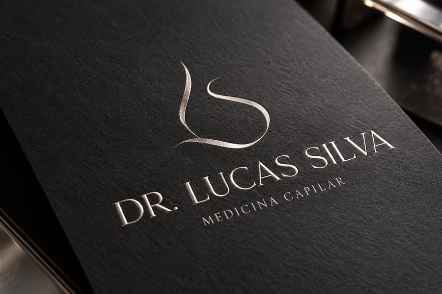 Identidade visual de um médico em relevo dourado, do portfólio da Iza Criativa