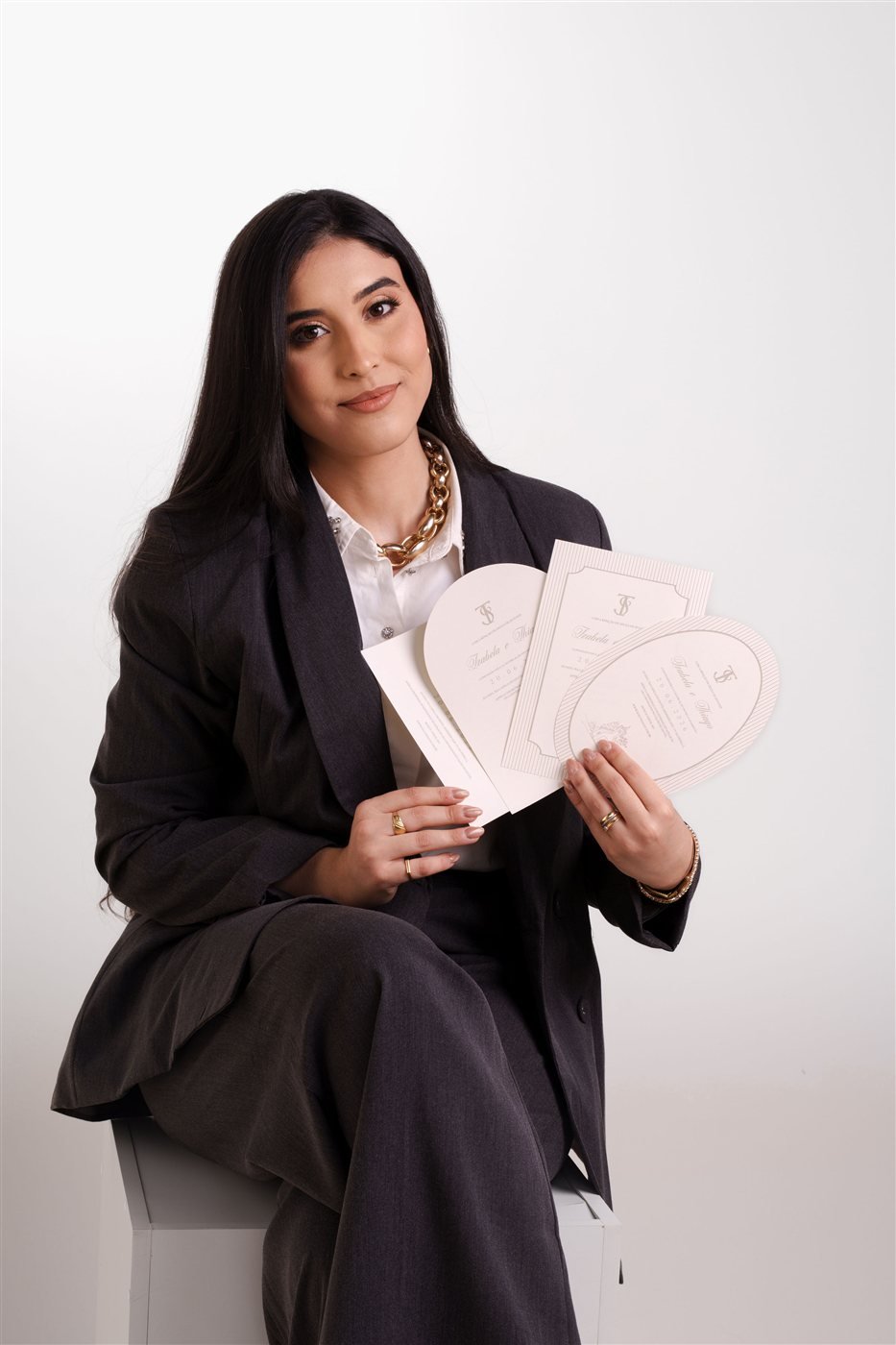 Izabela Evangelista segurando convites de casamento personalizados