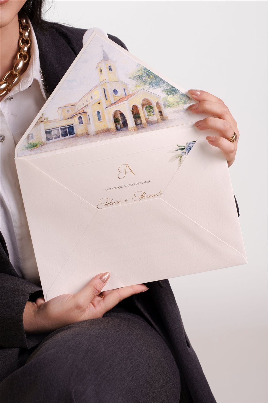 Izabela Evangelista com peças personalizadas de casamento