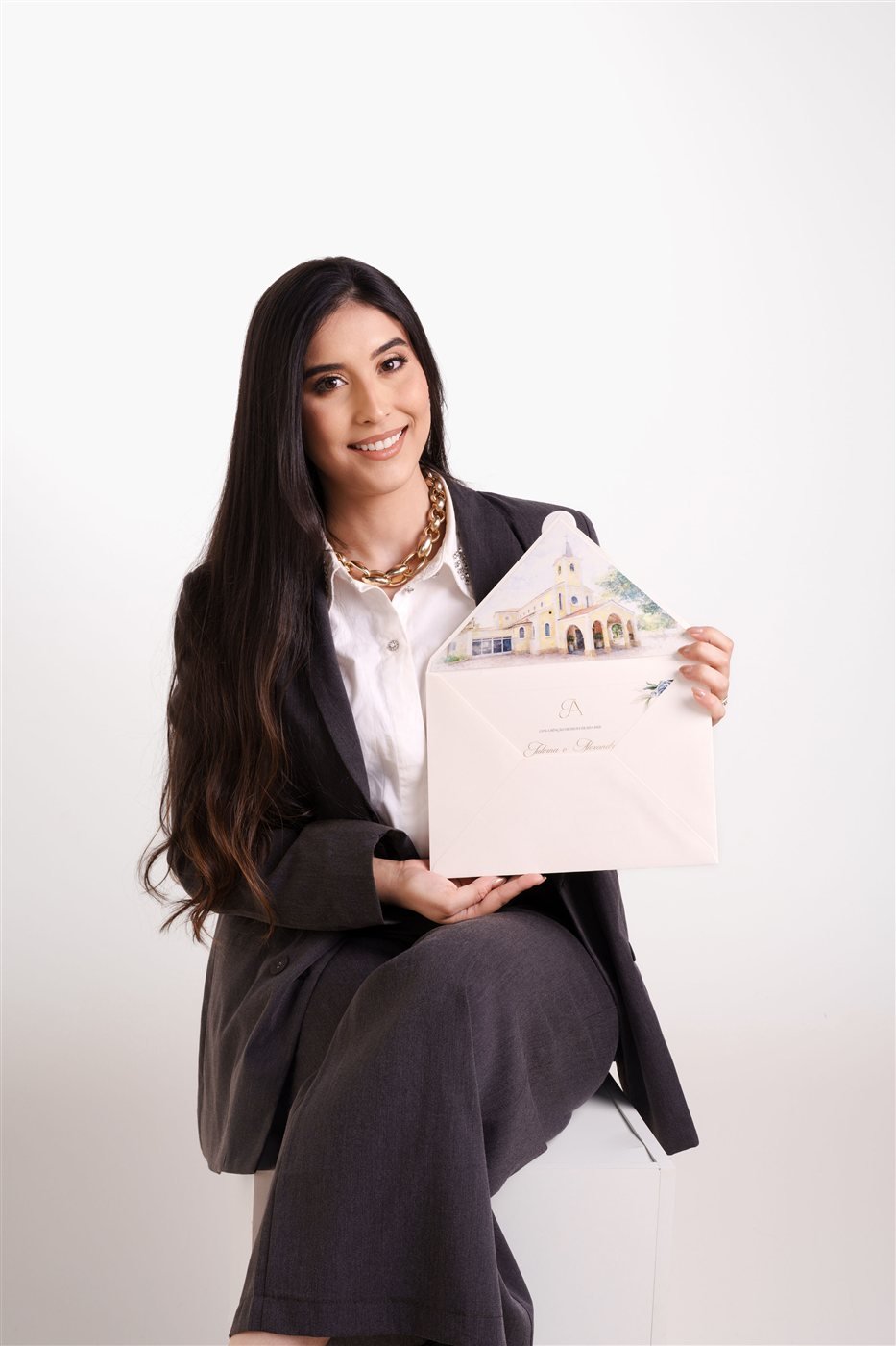 Mulher segurando convite personalizado de casamento com ilustração aquarela