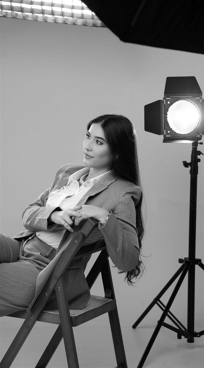 Izabela Evangelista em preto e branco, em estúdio fotográfico
