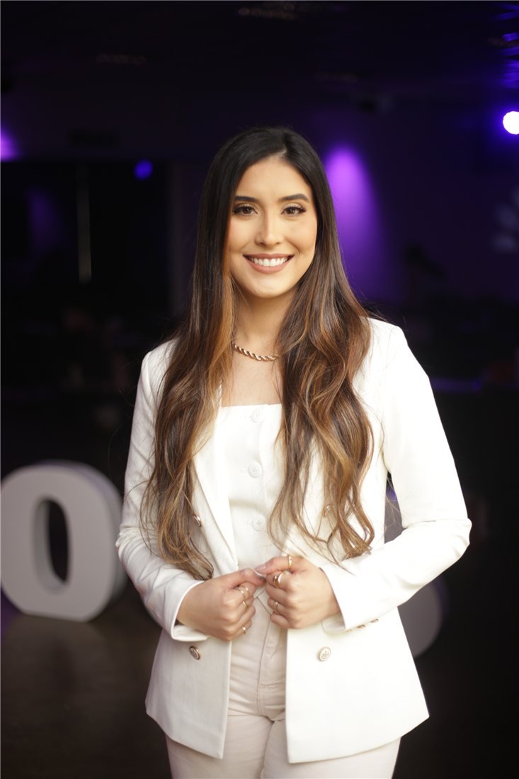 Izabela Evangelista no palco do evento Poder da Boss, 1ª edição