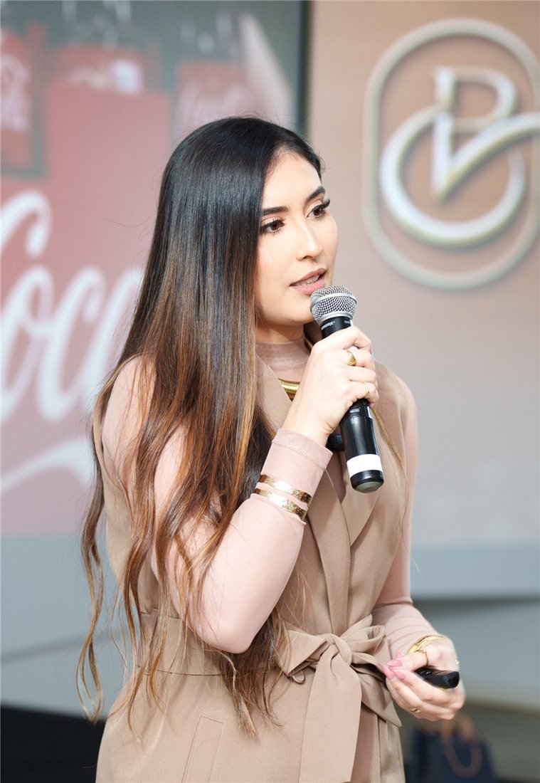 Izabela Evangelista no palco do evento Poder da Boss, 2ª edição, em Uberlândia