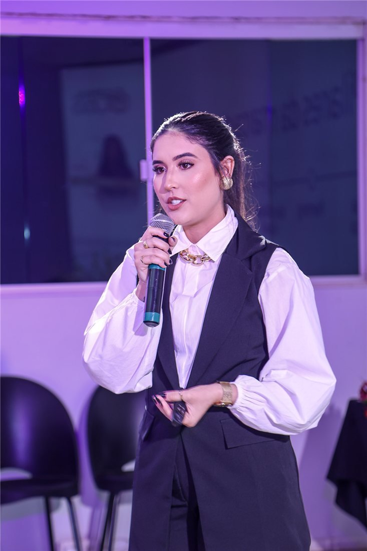 Izabela Evangelista no palco do evento Poder da Boss, 3ª edição, em Uberlândia