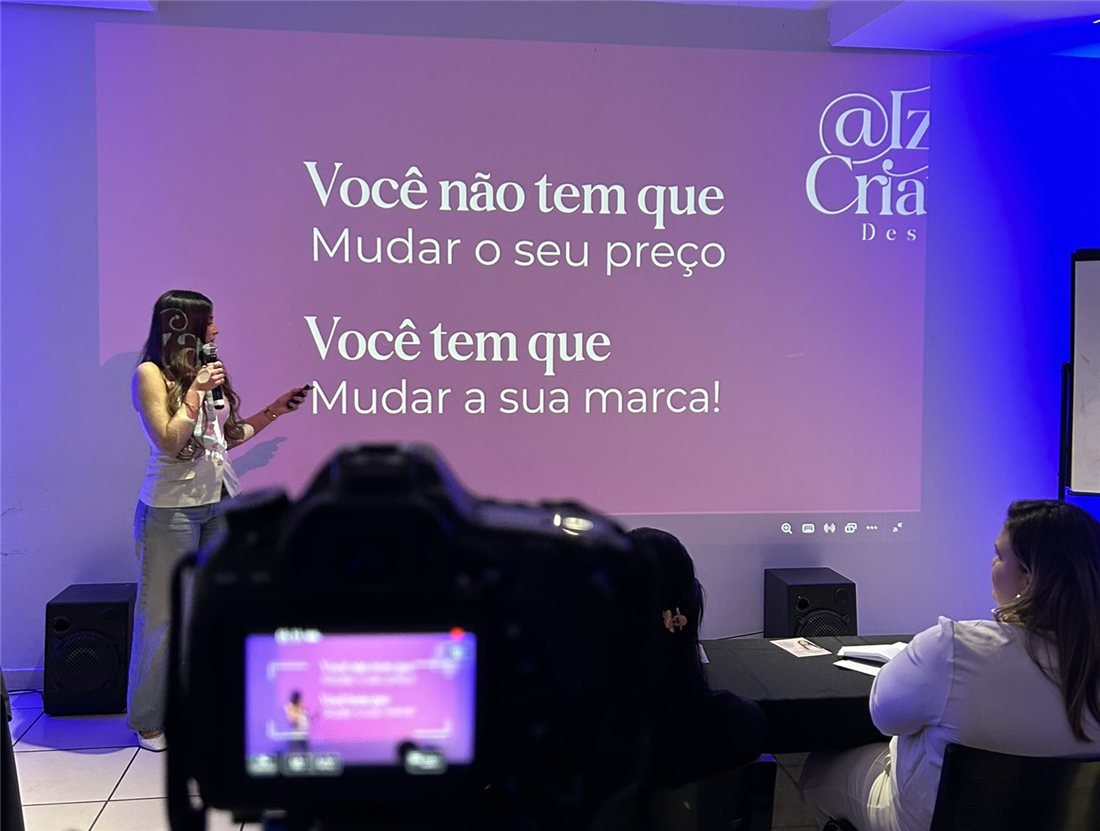 Izabela Evangelista falando na Aceleração START para dentistas