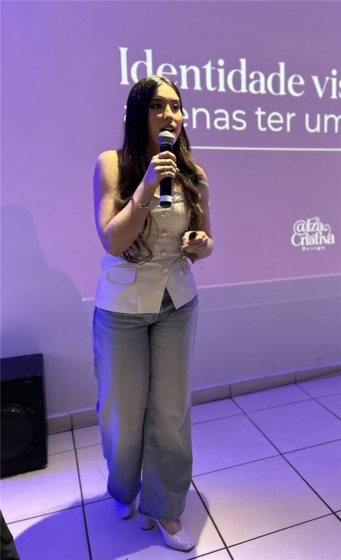 Izabela Evangelista palestrando na Aceleração START para dentistas