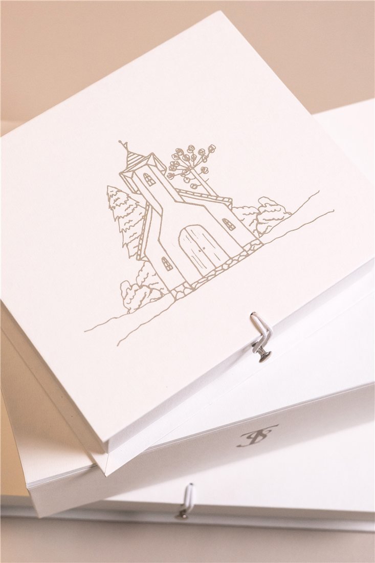 Convite de casamento com ilustração de capela, identidade visual de casamento